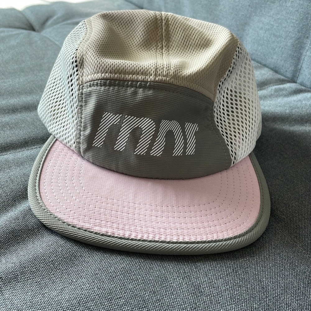 NWT RNNR Lightweight Distance Hat